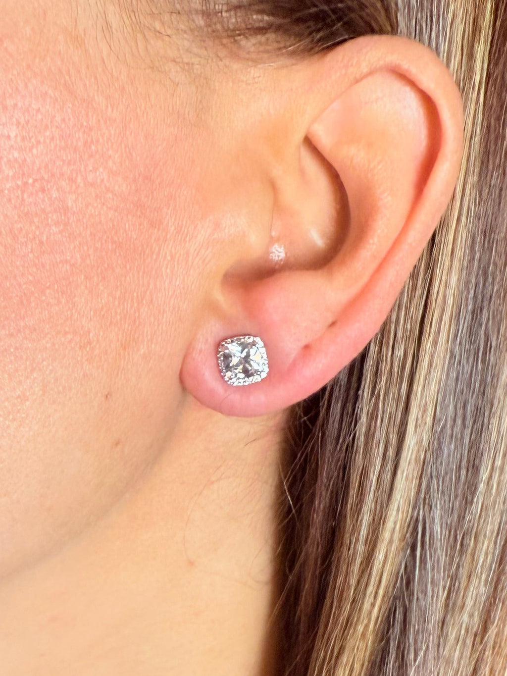 #Ear00145